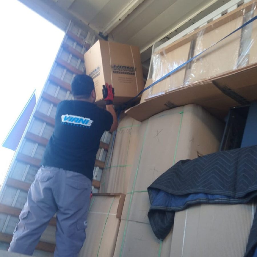 Acomodando caja en camion.jpg