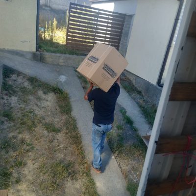 Cargando caja a la casa